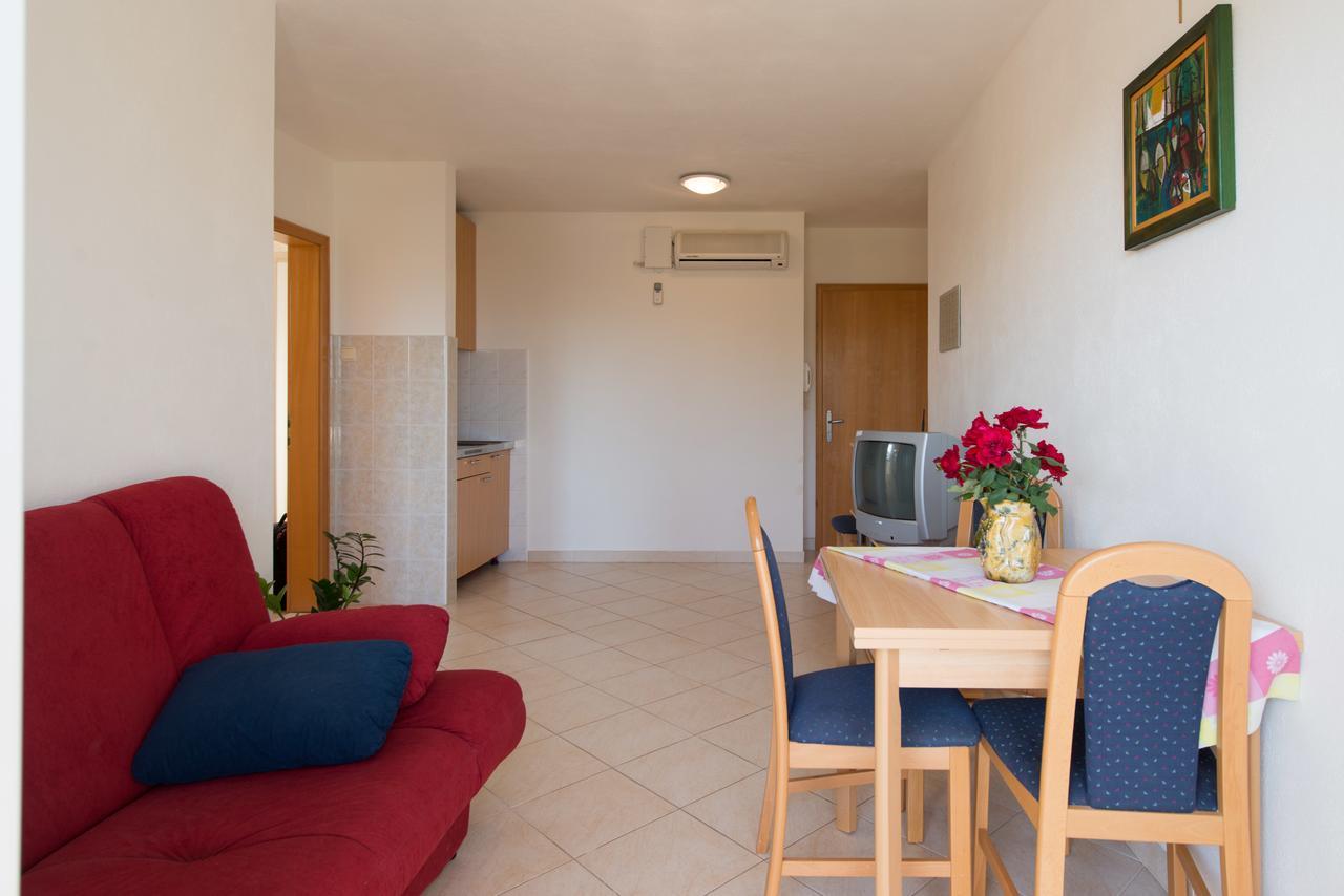 Sun House Apartments Bol Exterior foto